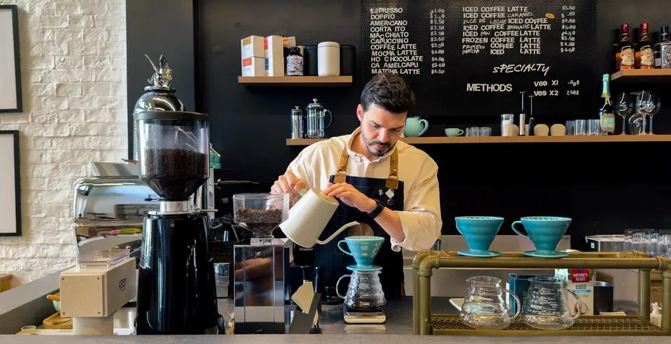 Barista de PROT INN preparando un café filtrado en V60 en la barra